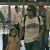 Le chanteur Keith Urban et sa fille Sunday Rose arrivent à l'aéroport de Los Angeles, le 17 mai 2013 pour un vol en direction de Paris.