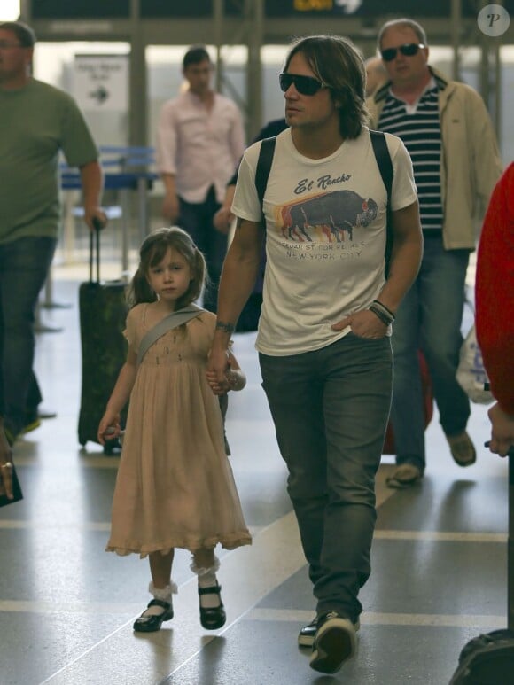 Le chanteur Keith Urban et sa fille Sunday Rose arrivent à l'aéroport de Los Angeles, le 17 mai 2013 pour un vol en direction de Paris.