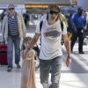 Keith Urban et sa fille Sunday Rose arrivent à l'aéroport de Los Angeles, le 17 mai 2013 pour un vol en direction de Paris.