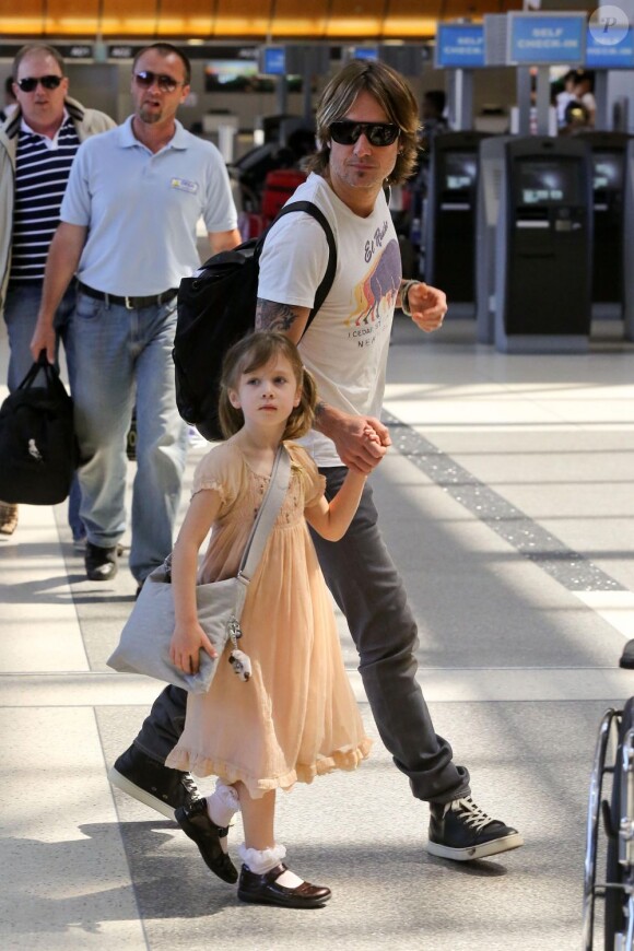 Keith Urban et sa fille Sunday Rose à l'aéroport de Los Angeles, le 17 mai 2013 pour un vol en direction de Paris.