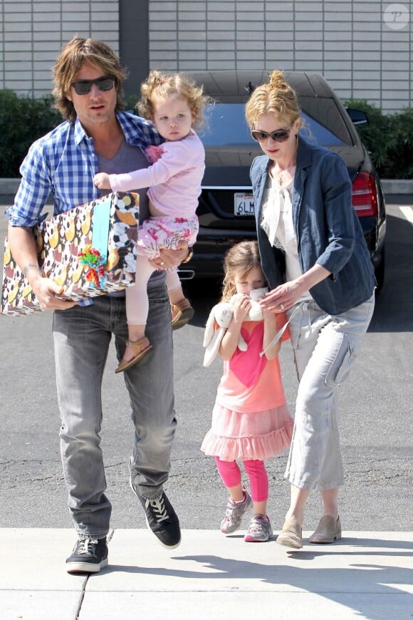 Nicole Kidman et son mari Keith Urbanvont à une fête d'anniversaire à Los Angeles, avec leurs filles Faith et Sunday Rose, le 4 mai 2013.