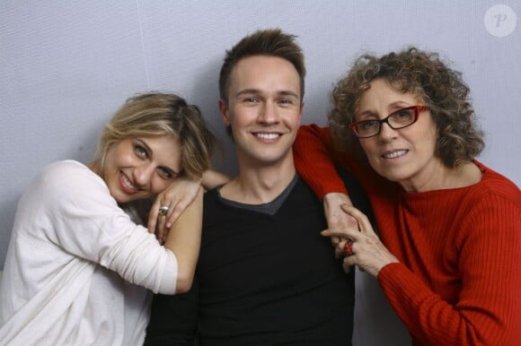 Amandine Bourgeois, entourée des animateurs Mireille Dumas et Cyril Feraud. La chanteuse représentée la France au concours de l'Eurovision, le 18 mai 2013.