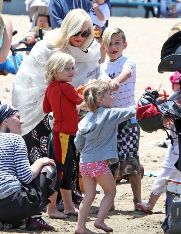 Gwen Stefani et ses fils Kingston et Zuma sur la plage de Santa Marina le samedi 18 mai 2013.