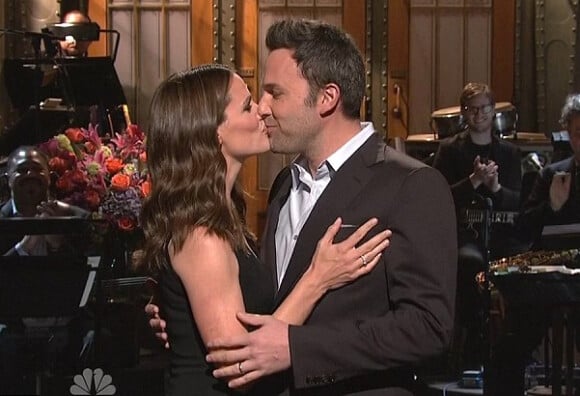 Ben Affleck et Jennifer Garner s'embrassant sur le plateau du Saturday Night Live, le samedi 18 mai 2013.