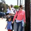Jennifer Garner et Ben Affleck se promènent avec leurs enfants Seraphina et Violet à Los Angeles le 6 avril 2013.