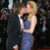 Nicole Kidman et Keith Urban s'embrassent lors de la montée des marches du film Inside Llewyn Davis au Palais des Festivals, à Cannes, le 19 mai 2013.