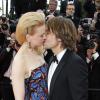 Nicole Kidman et Keith Urban en plein baiser pendant la montée des marches du film Inside Llewyn Davis au Palais des Festivals, à Cannes, le 19 mai 2013.