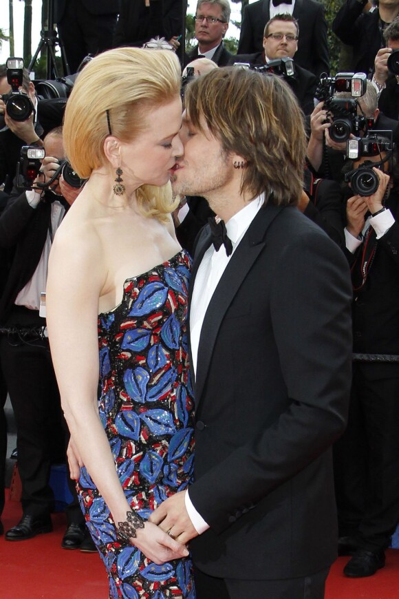 Nicole Kidman et Keith Urban en plein baiser pendant la montée des marches du film Inside Llewyn Davis au Palais des Festivals, à Cannes, le 19 mai 2013.
