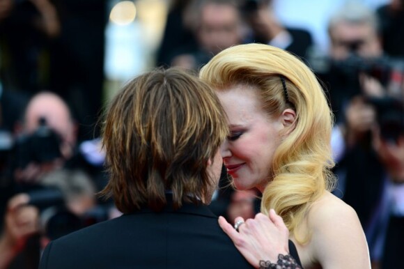 Nicole Kidman et Keith Urban très tendres pour la montée des marches du film Inside Llewyn Davis au Palais des Festivals, à Cannes, le 19 mai 2013.