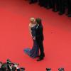 Nicole Kidman et Keith Urban s'embrassent sur la montée des marches du film Inside Llewyn Davis au Palais des Festivals, à Cannes, le 19 mai 2013.