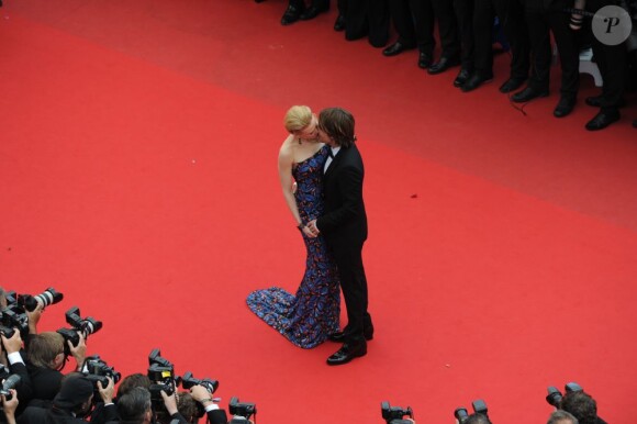 Nicole Kidman et Keith Urban s'embrassent sur la montée des marches du film Inside Llewyn Davis au Palais des Festivals, à Cannes, le 19 mai 2013.