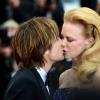 Nicole Kidman et Keith Urban s'embrassent avec tendresse et fougue pendant la montée des marches du film Inside Llewyn Davis au Palais des Festivals, à Cannes, le 19 mai 2013.