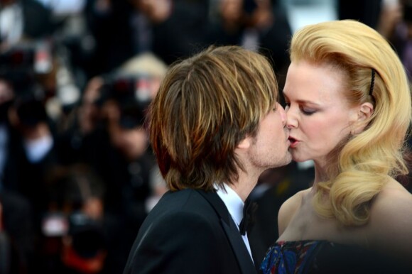 Nicole Kidman et Keith Urban s'embrassent avec tendresse et fougue pendant la montée des marches du film Inside Llewyn Davis au Palais des Festivals, à Cannes, le 19 mai 2013.