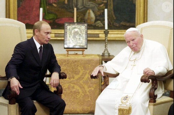 Vladimir Poutine et Jean Paul II au Vatican le 6 novembre 2003. 