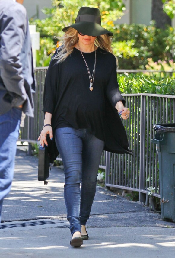 Fergie, enceinte, se rend en solo à l'eglise à Santa Monica, le 19 mai 2013.