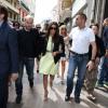 Eva Longoria fait du shopping chez Gerard Darel et Zadig et Voltaire avant d'aller signer quelques autographes à ses fans à l'hôtel Martinez à Cannes, le 19 mai 2013.