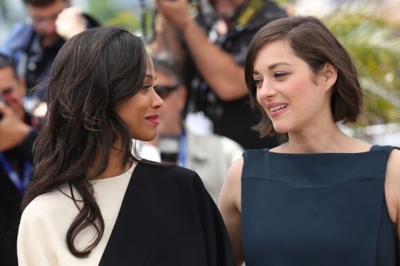 Zoe Saldana et Marion Cotillard très chaleureuses au photocall du film Blood Ties au 66e Festival du film de Cannes, le 20 mai 2013.
