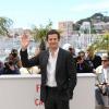Guillaume Canet salue le photocall du film Blood Ties au 66e Festival du film de Cannes, le 20 mai 2013.