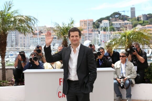 Guillaume Canet salue le photocall du film Blood Ties au 66e Festival du film de Cannes, le 20 mai 2013.