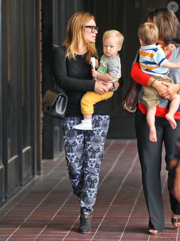 Hilary Duff et son fils Luca à Los Angeles, le 15 mai 2013.