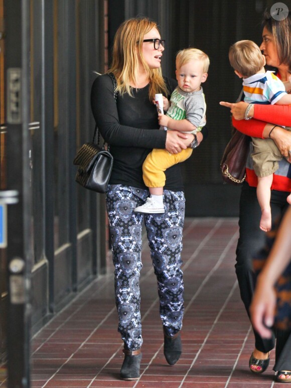 Hilary Duff et son fils Luca à Los Angeles, le 15 mai 2013.