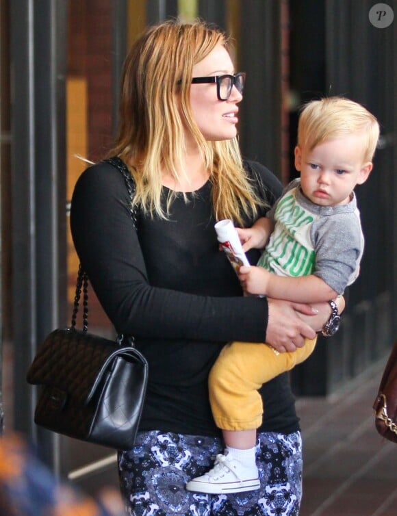 Hilary Duff et son fils Luca à Los Angeles, le 15 mai 2013.
