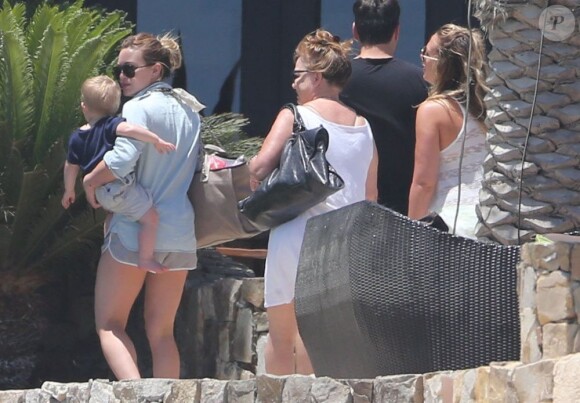 Exclusif - Hilary Duff, sa soeur Haylie Duff, son mari Mike Comrie et leur fils Luca sous le soleil de Cabo San Lucas, le 12 mai 2013.