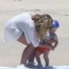 Exclusif - Hilary Duf chouchoute son fils Luca en vacances à Cabo San Lucas, le 12 mai 2013.