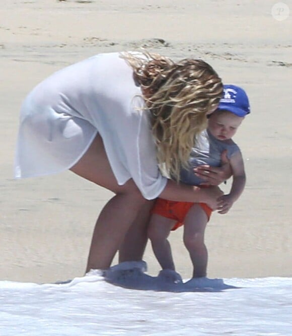 Exclusif - Hilary Duf chouchoute son fils Luca en vacances à Cabo San Lucas, le 12 mai 2013.