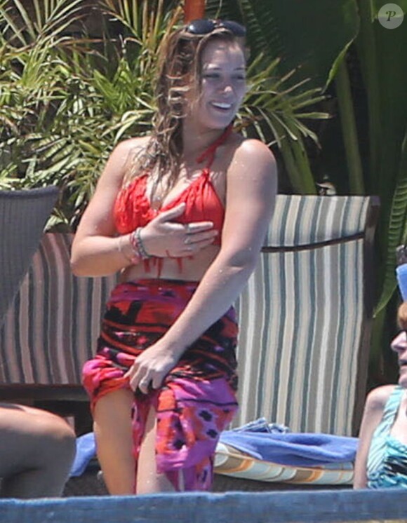 Exclusif - Hilary Duff prend le soleil à Cabo San Lucas, le 12 mai 2013.