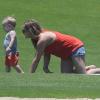 Exclusif - Hilary Duff joue avec son fils Luca en vacances à Cabo San Lucas, le 12 mai 2013.