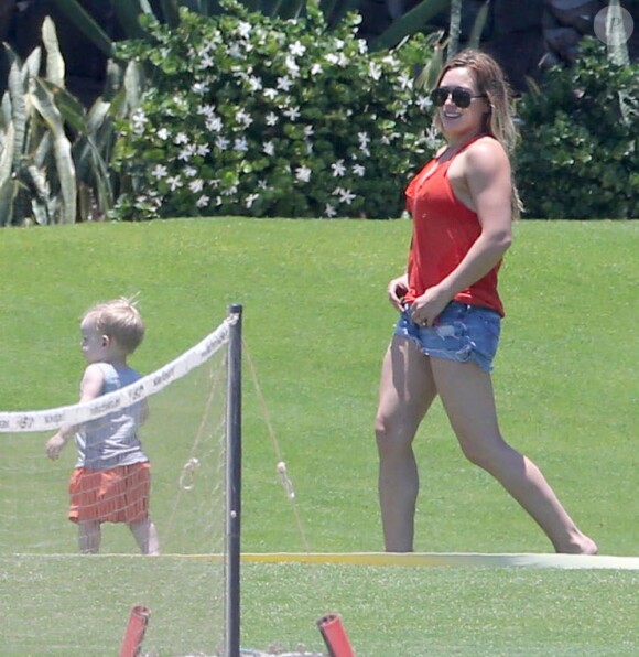 Exclusif - Hilary Duff joue avec son fils Luca en vacances à Cabo San Lucas, le 12 mai 2013.