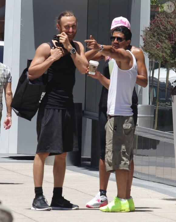 David Guetta et sa femme Cathy rencontrent Saïd Taghmaoui à la sortie de leur cours de gym à Los Angeles, le 20 mai 2013.