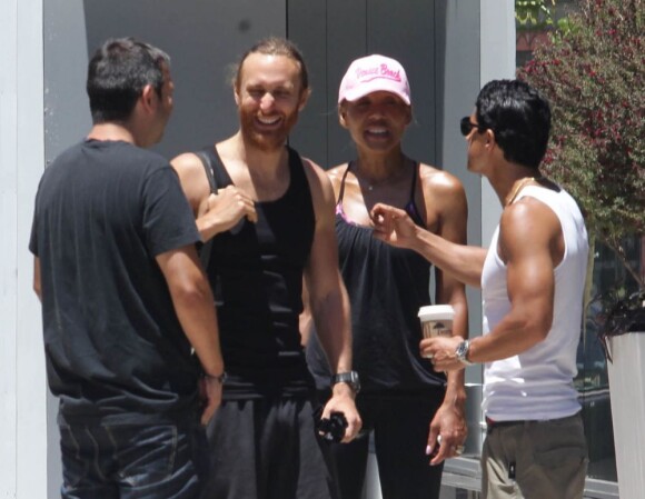 David Guetta et sa femme Cathy rencontrent Saïd Taghmaoui à la sortie de leur cours de gym à Los Angeles, le 20 mai 2013.