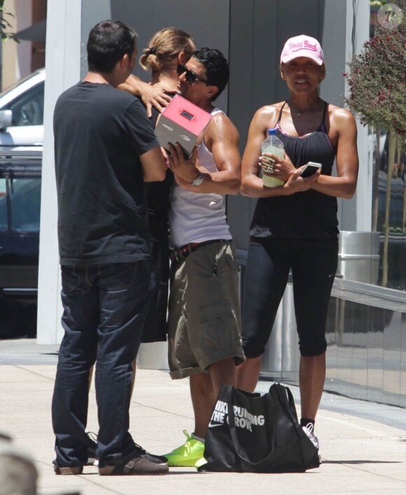 Saïd Taghmaoui remercie chaleureusement David et Cathy Guetta à la sortie de leur cours de gym à Los Angeles, le 20 mai 2013.