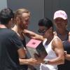 David Guetta et sa femme Cathy offrent un casque audio à Saïd Taghmaoui à la sortie de leur cours de gym à Los Angeles, le 20 mai 2013.