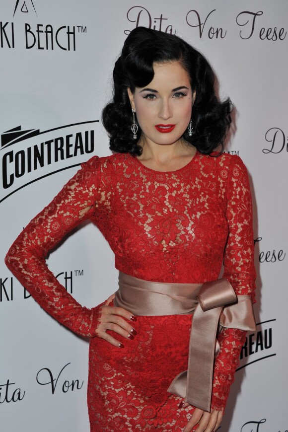 Dita Von Teese arrive au Nikki Club pour une performance à Cannes, le  20 mai 2013.