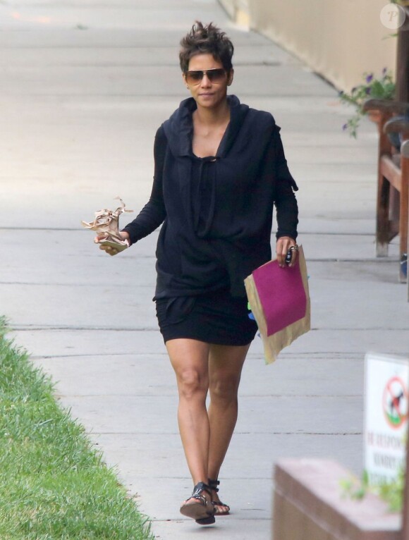 Halle Berry, enceinte, retourne à sa voiture après avoir déposé sa fille à l'école. La star tient dans sa main un dessin de sa fille Nahla. Photo prise à Los Angeles le 21 mai 2013.