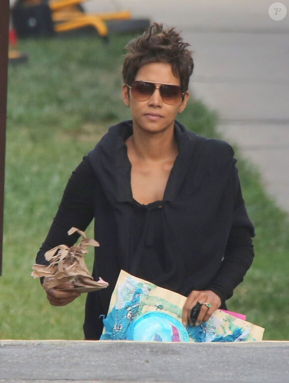Halle Berry, enceinte, retourne à sa voiture après avoir déposé sa fille à l'école. La star tient dans sa main un dessin de sa fille Nahla. Photo prise à Los Angeles le 21 mai 2013.