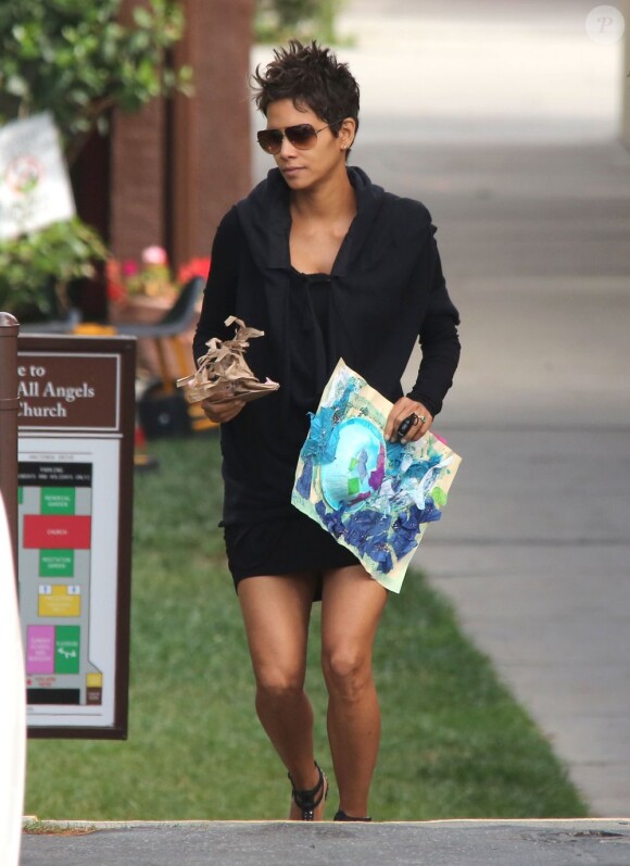Halle Berry, enceinte, retourne à sa voiture après avoir déposé sa fille à l'école. La star tient dans sa main un dessin de sa fille Nahla. Photo prise à Los Angeles le 21 mai 2013.