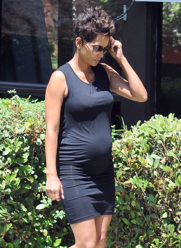 Halle Berry, enceinte, emmène sa fille Nahla à l'école à Los Angeles, le 21 mai 2013.