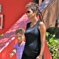 Halle Berry enceinte : Tendre maman avec Nahla, son baby bump s'arrondit