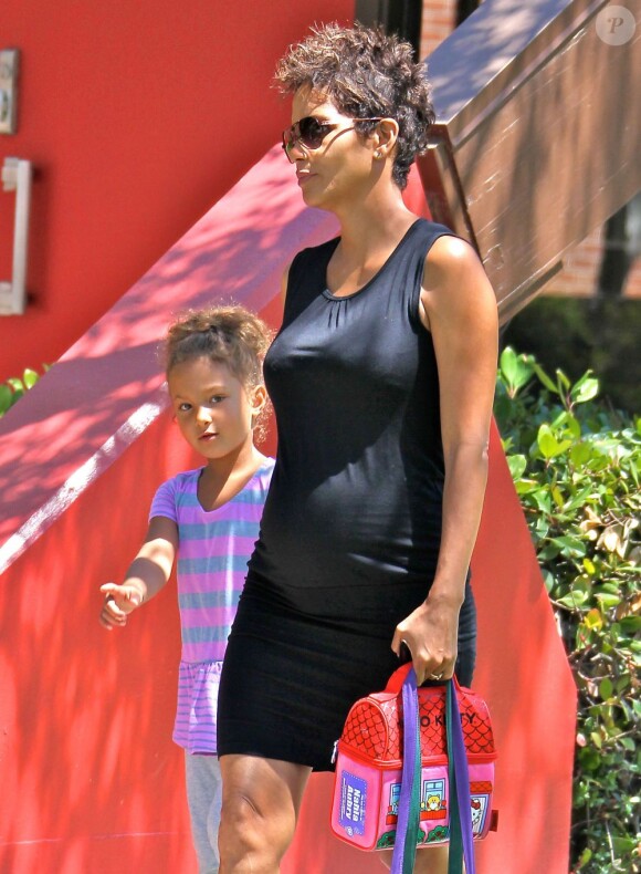 L'actrice Halle Berry, enceinte, va chercher sa fille Nahla à l'école à Los Angeles, le 21 mai 2013.