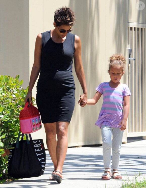 Halle Berry, enceinte, va chercher sa fille Nahla à l'école à Los Angeles, le 21 mai 2013.