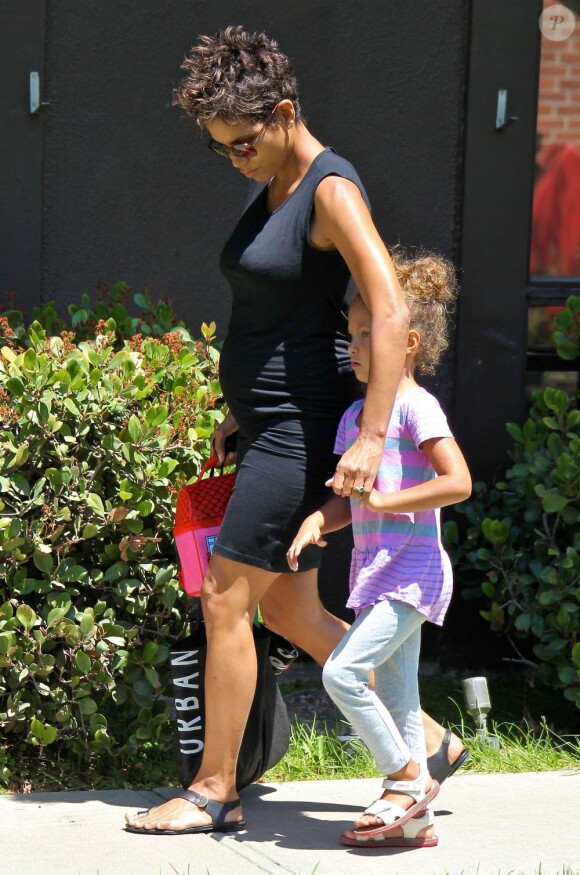 Halle Berry, enceinte, va chercher sa fille Nahla à l'école à Los Angeles, le 21 mai 2013.