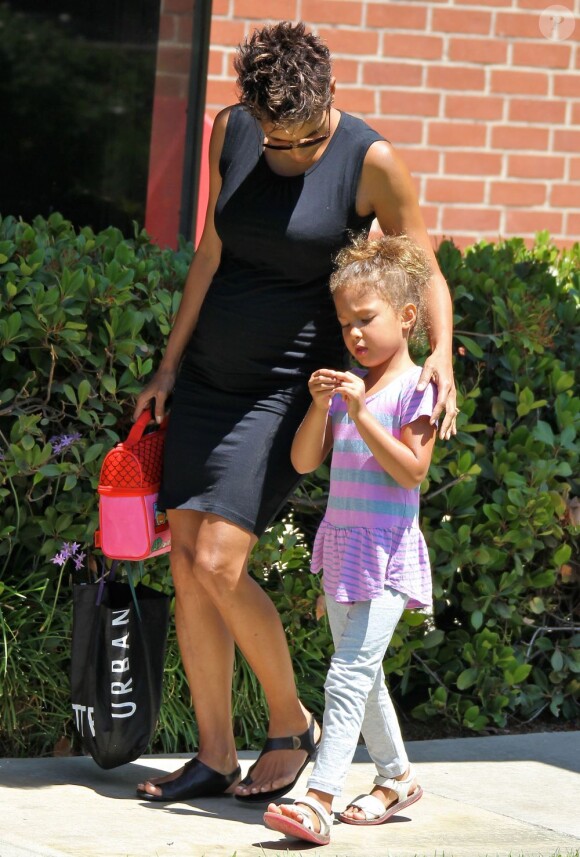 Halle Berry, enceinte, va chercher sa fille Nahla à l'école à Los Angeles, le 21 mai 2013.