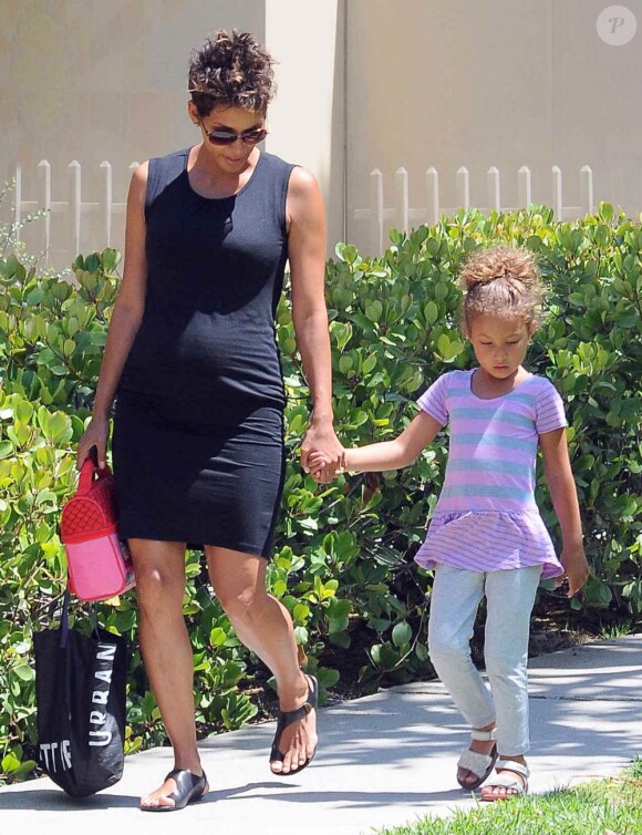 Halle Berry, enceinte, va chercher sa fille Nahla à l'école à Los Angeles, le 21 mai 2013.