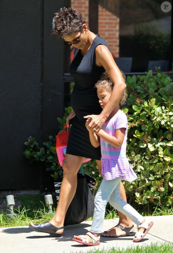 Halle Berry, enceinte, va chercher sa fille Nahla âgée de 5 ans à l'école à Los Angeles, le 21 mai 2013.