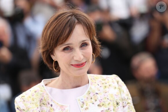 Kristin Scott Thomas ravissante lors du photocall du film Only God Forgives lors du 66e Festival de Cannes le 22 mai 2013.