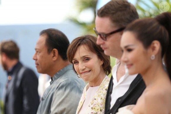 Kristin Scott Thomas au côté de Nicolas Winding Refn au photocall du film Only God Forgives lors du 66e Festival de Cannes le 22 mai 2013.